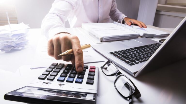 how insurance companies calculate premiums